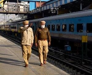 Jan Shatabdi's track changed in Una; chaos ensued at the station.