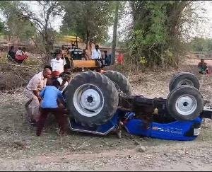 Tractor overturns in field in Hamirpur; driver dies.