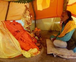 सायरी घाट में भूमि से प्रकट हुई भगवान की अनेक प्रतिमाएं