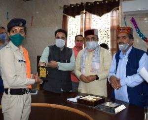 अर्की में ‘कोरोना योद्धा अवार्ड ऑफ़ एक्सीलेंट सर्विसिज-2020’ से सम्मानित किए कर्मी 