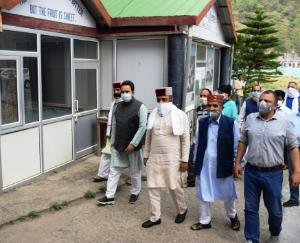 डाॅ. सैजल ने बाहवां में अस्थाई अस्पताल का किया निरीक्षण