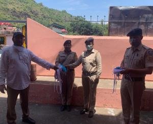 सामाजिक कार्यकर्ता सुशील ठाकुर ने लोगों में मास्क किए वितरित