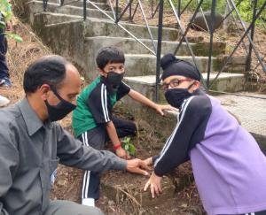 पाइनग्रोव स्कूल दे रहा है ऑनलाइन शिक्षा, स्टाफ को भी रखा जा रहा फिट