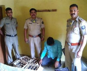 पुलिस ने जब्त की 45 बोतल शराब 