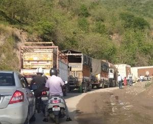 बिलासपुर में नौणी के पास राष्ट्रीय उच्च मार्ग पर लग रहा लम्बा जाम 