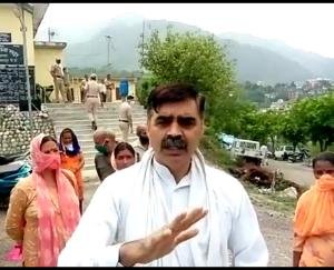 भाजपा नेता पर हरिजन बस्ती का रास्ता रोकने का आरोप, पूर्व विधायक बम्बर ठाकुर ने खोला मोर्चा