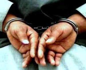 सड़क पर चल रहे राहगीर से एक पेटी देशी शराब बरामद