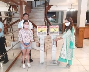 बेटी के जन्मदिन पर फुट सेनिटाइज़र मशीन की भेंट