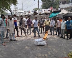 बिलासपुर में युवा नेता आशीष ठाकुर के नेतृत्व में चीन सरकार का पुतला दहन
