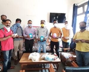 कहलूर नवोदियन एल्यूमिनी एसोसिएशन ने रोग प्रतिरोधत क्षमता को बढ़ाने वाला काढ़ा पत्रकारों में किया वितरित