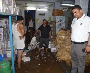 मूसलाधार बारिश ने जन जीवन किया अस्त-व्यस्त