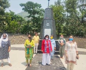 लाडली फाउंडेशन ने शहीदों को शहीद स्मारक पर जाकर दी पुष्पांजलि