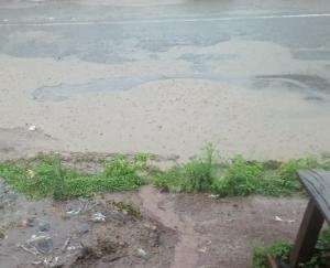 पहली ही बरसात नहीं झेल पाई करोड़ों से पक्की हुई सड़क