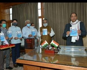 मुख्यमंत्री ने ‘नशीले पदार्थों का सेवन जीवन के लिए घातक’ लघु पुस्तिका का किया विमोचन