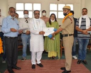 डाॅ. सैजल ने कोरोना योद्धाओं को प्रशस्ति पत्र प्रदान कर किया सम्मानित