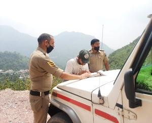 पुलिस ने अवैध खनन करने वालों से वसूला ₹15000 का जुर्माना