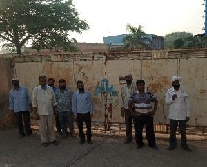 कामगार हुए बेरोज़गार, कंपनी ने बिना नोटिस के निकाला बाहर 