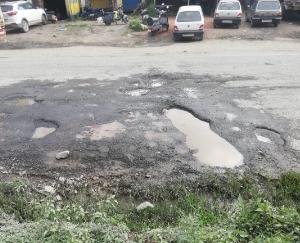 फिर गड्ढों में तब्दील हुआ शालाघाट-भराड़ीघाट एनएच, विभाग की कार्यप्रणाली पर उठे सवाल 