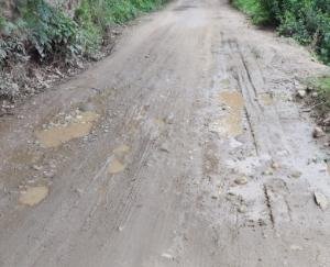 सड़क दुरुस्त न होने पर ग्रामीणों ने दी आंदोलन की चेतावनी 