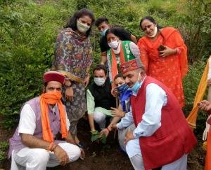 जिला स्तरीय वन महोत्सव कार्यक्रम में पहुंची भाजपा महिला मोर्चा प्रदेशाध्यक्ष