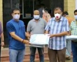 समाजसेवी पुनीत शर्मा ने नालागढ़ अस्पताल में कोरोना टेस्ट करने वाले स्टाफ को पीपीई किटें की भेंट 