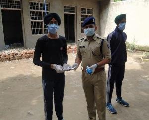 NSS वालंटियर्स ने पुलिस के साथ मिलकर की निष्काम सेवा 