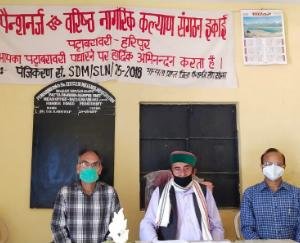 जगह जगह से फटी पाइपों की वजह से व्यर्थ बह रहा पानी