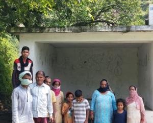 महिला मंडल हवाणी कोल ने पानी के स्त्रोत फ़ाटलू को किया साफ