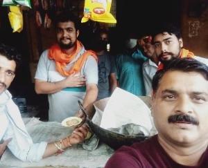 पटाखे चलाकर, हल्वा व लड्डू बांटकर मनाया राम मंदिर शिलान्यास का जश्न 