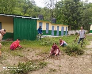 महिला मंडल करोली ने छेड़ा सफाई अभियान 