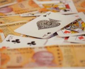 जुआ खेलते हुए तीन गिरफ्तार, एक फरार, करीब 25 हज़ार की नकदी बरामद 