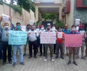 LIC-employees-against-the-decision-of-the-central-government