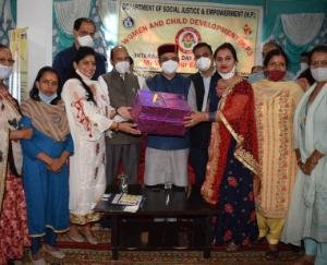 अंतरराष्ट्रीय बालिका दिवस पर महिलाएं सम्मानित