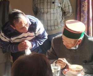 delegation-of-Darlaghat-met-former-CM-regarding-problems