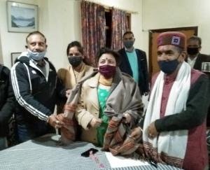 sarveen-chaudhary-visited-darlaghat-listened-to-peoples-problems