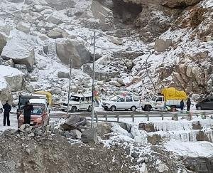 Hundreds-of-people-left-stranded-after-a-major-landslide-in-Kinnaur 