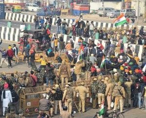 Farmers-break-barricades-in-Akshardham-riots-in-Delhi