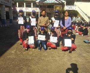 धुंदन की एनएसएस इकाई ने सड़क सुरक्षा के तहत जागरूकता अभियान चलाया