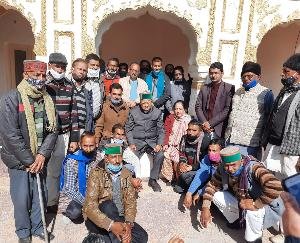 पूर्व मुख्यमंत्री वीरभद्र सिंह से मिले अर्की विधानसभा क्षेत्र के ग्रामीण , विधायक से समक्ष रखी मांगे