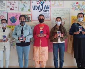 Mobile-and-laptops-distributed-under-Udayan-Shalini-Fellowship-Program