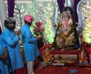 चालान के डर से पंडाल में हेलमेट पहनकर पहुंचे बाप्पा के भक्त 