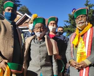 Governor Bandaru Dattatreya meets first voter of independent India