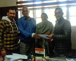 ग्राम पंचायत धुन्दन की प्रधान के समक्ष लोगो ने रखी,पंचायत से जुड़ी कुछ समस्याएं 