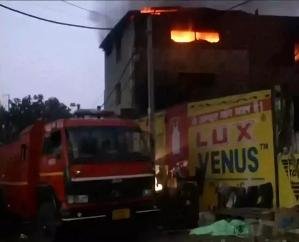 Fierce fire in factory in Pratap Nagar, Delhi