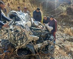 Painful road accident occurred in district mandi, car fell into a ditch