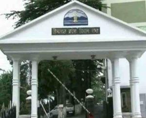 सदन में सत्तापक्ष-विपक्ष का सियासी बल्ला, बाहर सस्पेंड विधायकों का हल्ला