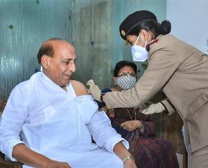 Defense Minister Rajnath Singh took the first dose of Corona vaccine