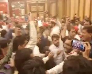 Uproar in Akhilesh Yadav's press conference, misbehaving with journalists, Akhilesh Yadav kept watching