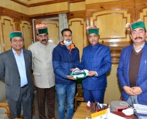 Shimla: Chief Minister Jairam Thakur presented the national flag to Amit Kumar Negi