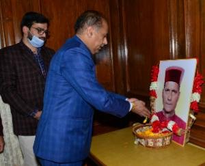 Chief Minister Jairam Thakur pays floral tribute to Ramswaroop Sharma